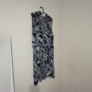 Spense Woman Black And White Leaf Motif Size 2X Sleeveless Collared Slit Top